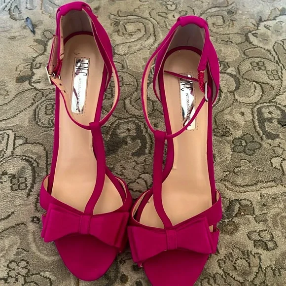 It’s a international concepts women's Ressie bow T-Shape hot pink  heels